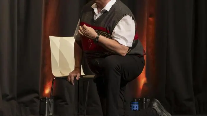 Der charismatische Künstler brachte gekonnt humorvolle Pointen und Themen aus dem Alltag auf die Bühne und setzte auch zeitkritische Themen auf scherzhafte Weise in Szene.