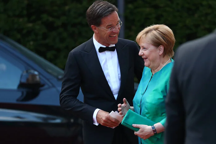 Die deutsche Bundeskanzlerin Angela Merkel im Gespräch mit Mark Rutte, Ministerpräsident der Niederlande.