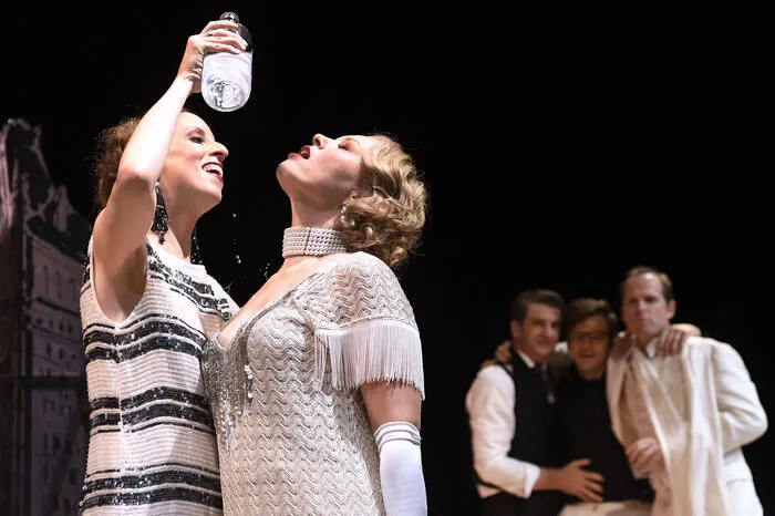 Johanna Arrouas (Muriel,L.) und Wanda Worch (Gloria).