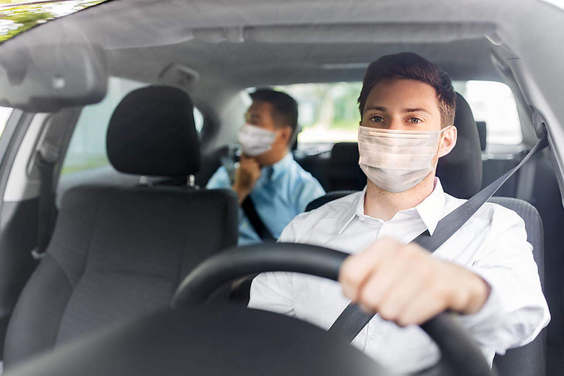 https://img.kleinezeitung.at/public/incoming/81yi5q-taxi-driver-in-face-protective-mask-driving-car_1608630819557580_v0_h.jpg/alternates/LANDSCAPE_1800/taxi-driver-in-face-protective-mask-driving-car_1608630819557580_v0_h.jpg