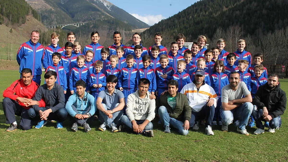 Vier Mannschaften, ein Trainer: Martin Seebacher (hinten, links) trainiert die U9, U12, U15 und eine Asylwerber-Mannschaft beim WSV Eisenerz