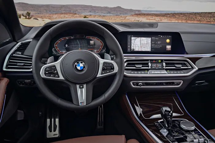 Seine Premiere gibt BMWs neues Anzeige- und Bedienkonzept: Der Fahrer kann wahlweise die Lenkradtasten, den Controller auf dem Mitteltunnel, das Touch-Display sowie die Sprach- oder Gestensteuerung zur Steuerung nutzen. Übrigens: Der X5 ist zudem das erste Modell von BMW, das über den „Digital Key“ auch mittels Smartphone entriegelt und gestartet werden kann.