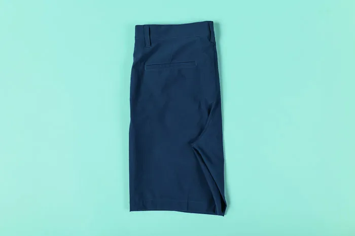 3. Sehen Sie das kleine Dreieck auf Höhe des Gesäßes? Indem Sie es umklappen, erzielen Sie eine saubere, gerade Linie.