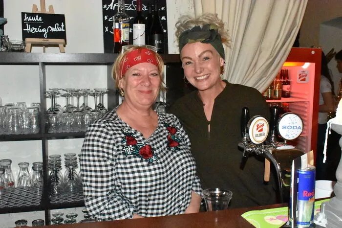 Mit vollem Einsatz bei der Arbeit: Dagmar Schlatte (links) und Cafe Amthof Chefin Silke Saringer sorgten für die Versorgung der Gäste.