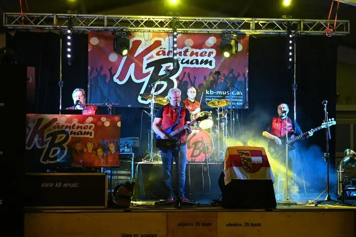 Für musikalische Vielfalt war ebenfalls bestens gesorgt: Im Festsaal sorgten die „Kärntner Buam“ für ausgelassene Stimmung und luden zum Tanzen ein. 