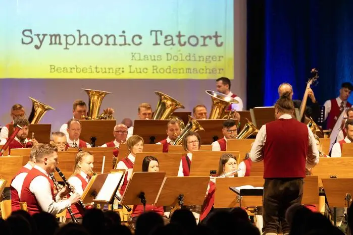 Unter der Leitung von Christopher Koller präsentierten die 75 Musikerinnen und Musiker ein abwechslungsreiches Programm.