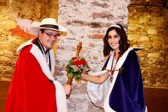 Prinz Schalkus LII (Markus Unterguggenberger) und ihre Lieblichkeit, Prinzessin Nina II (Nina Schwanter).Der Prinz ist bei der Landesversicherung und ÖVP-Stadtparteiobmann und die Prinzessin arbeitet bei der Lebenswelt St. Antonius als Betreuerin.