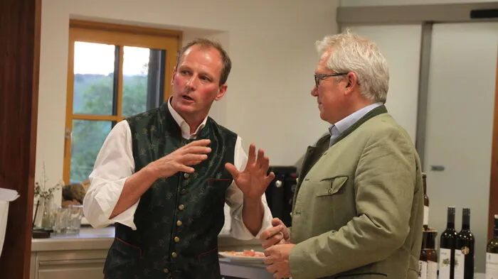 1999 entstand die erste Idee zu Vulcano Schinken. Dieses Jahr begrüßte Franz Habel (l.) schon zum vierten Mal seine Gäste zur internationalen Schinkenverkostung. An seiner Seite Thomas Spann, Geschäftsführer der Kleinen Zeitung (r.).