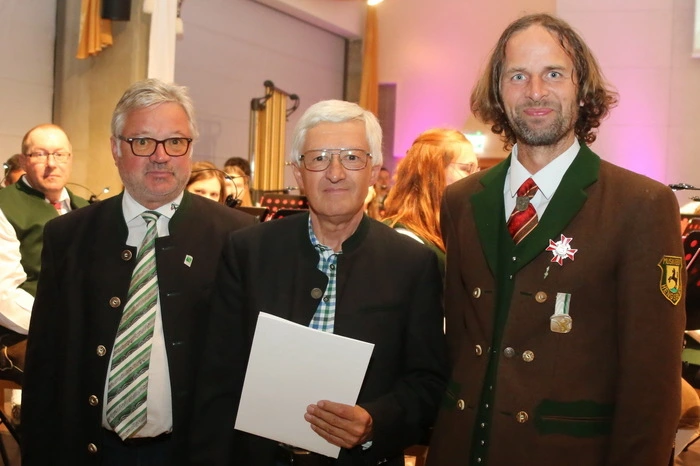 Ehrenzeichen in Gold für 50 Jahre für Ehrenkapellmeister Johann Thierschädl.