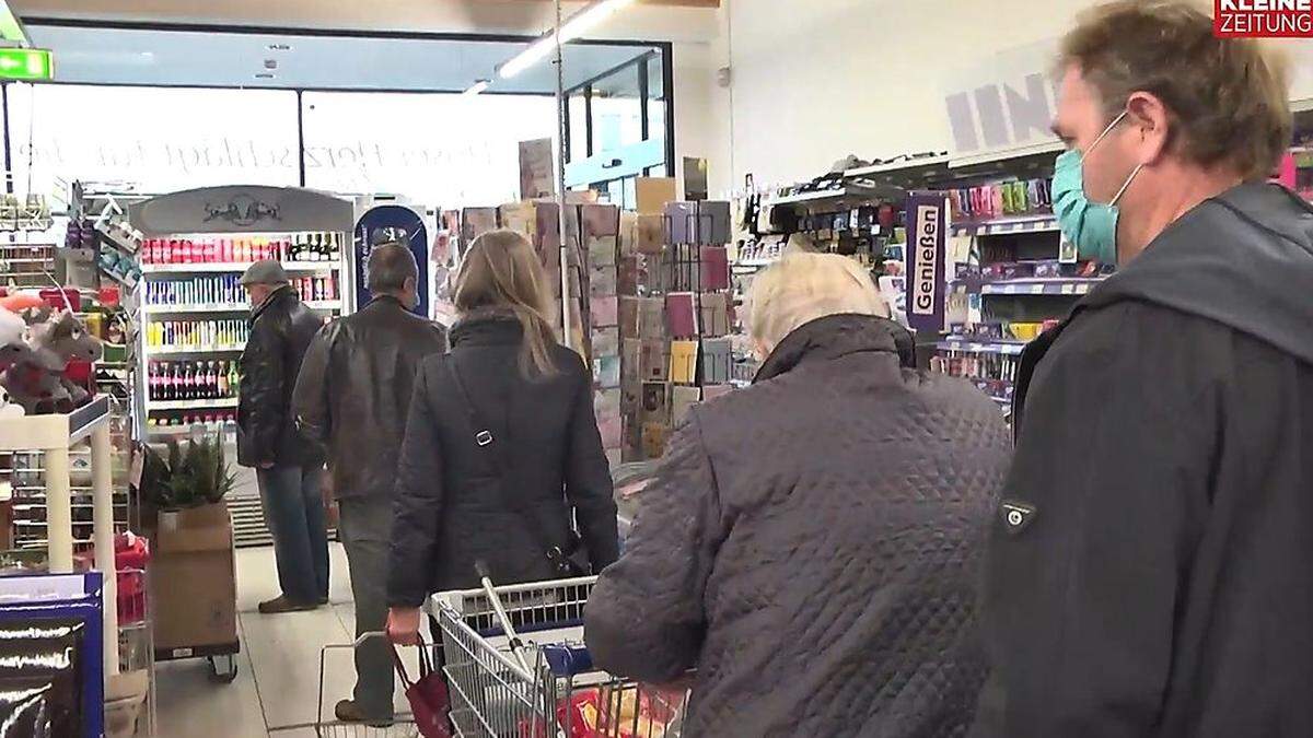 Warteschlange vor einer steirischen Supermarkt-Kassa am Samstag