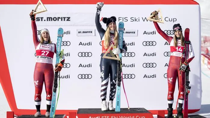 Lindsey Vonn inmitten zweier Österreicherinnen - mit 41 Jahren ist die US-Amerikanerin die älteste Weltcupsiegerin aller Zeiten