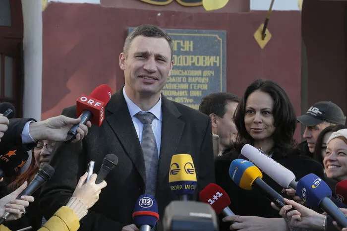 Der ehemalige Schwergewichtsweltmeister und jetzige Bürgermeister von Kiew, Vitali Klitschko (51), und Frau Natalia (48) lassen sich scheiden, das bestätigte Klitschko gegenüber der "Bild". "Wir haben gemeinsam die Scheidung eingereicht, weil wir bereits seit Jahren getrennt leben und das jetzt offiziell machen wollen." Weiter heißt es in dem Statement: "Wir haben ein sehr gutes Verhältnis zueinander und respektieren uns, aber wir leben schon länger getrennt in verschiedenen Städten." Vitali Klitschko lebt in Kiew, Natalia in Hamburg.
