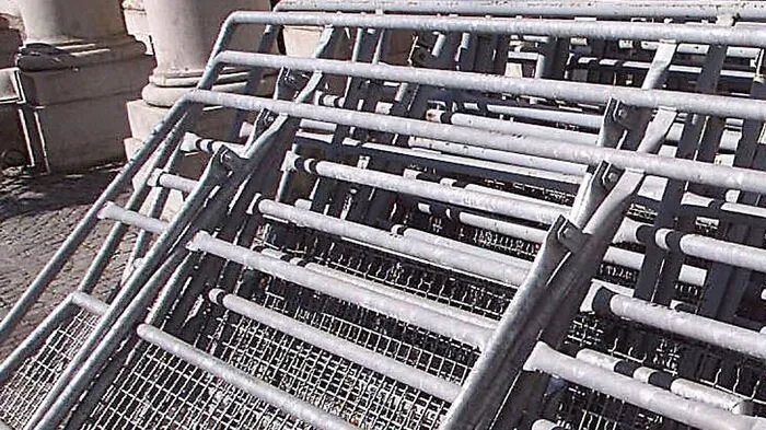 Die Absperrgitter beim Stadion werden für die Konzerte genutzt (Symbolfoto)