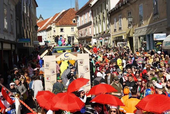 Die fünfte Jahreszeit hat begonnen und im ganzen Tal geht es wieder bunt zu: Am Faschingssamstag, 18. Februar, kommen die Narren in Wolfsberg zusammen. Um 11.30 Uhr startet der Umzug am Bleiweiß-Parkplatz. Anschließend, um 14 Uhr, geht das Narrentreiben in St. Andrä weiter.