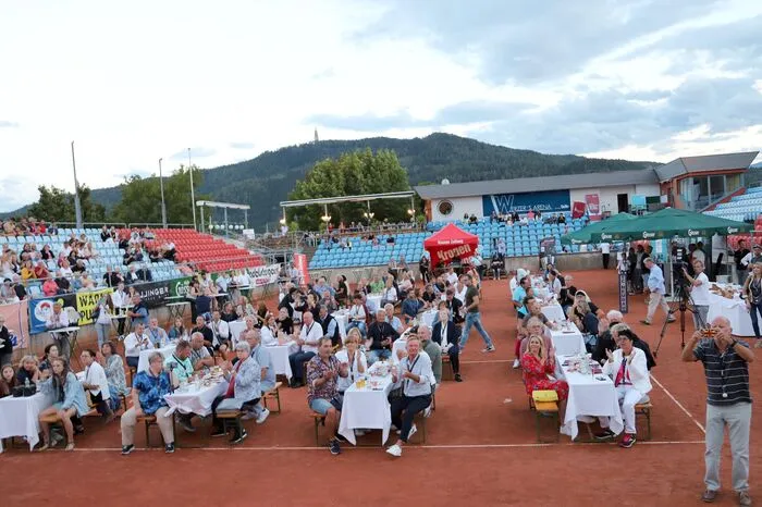 Aus der Tennisanlage des Werzers wurde eine Open-Air-Konzertsaal.