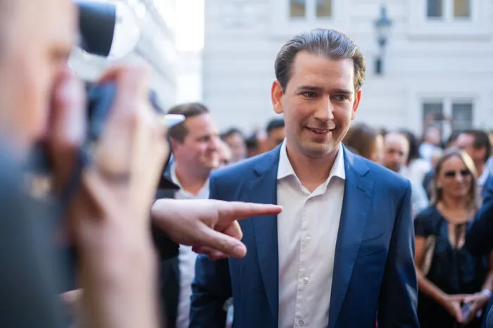 Fragen, ob er je wieder ÖVP-Chef oder wieder Kanzler werde, beantwortete Kurz vor dem Artis-Kino jeweils mit einem knappen "Nein". 