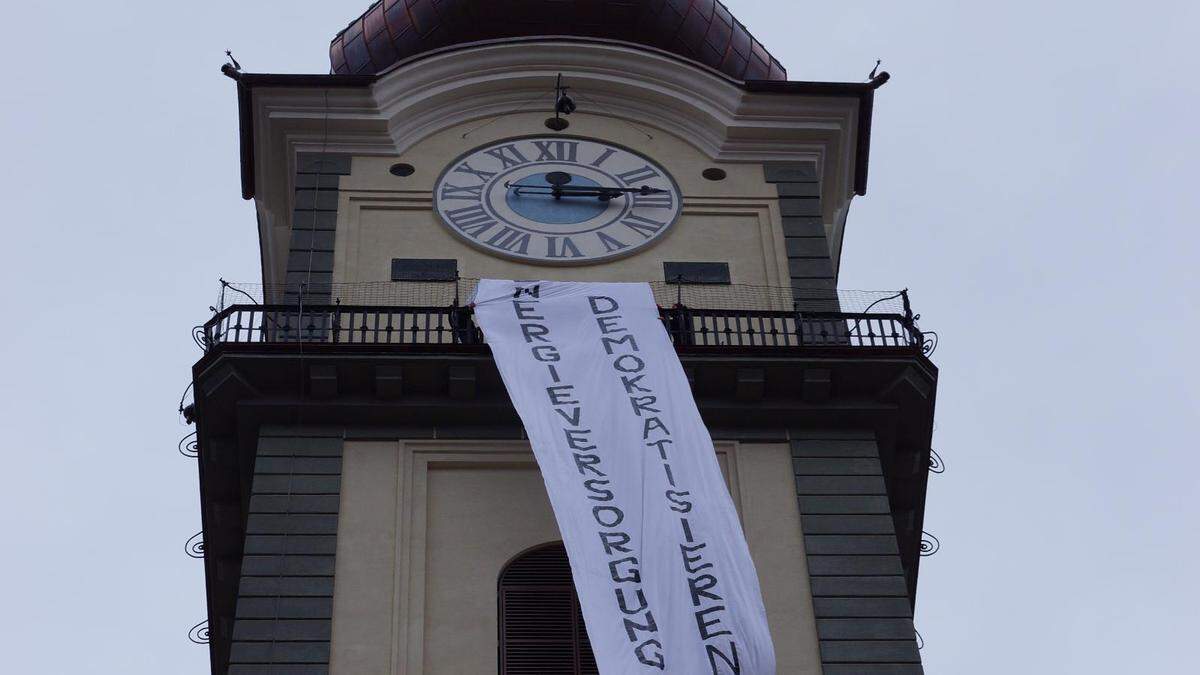 16-Meter-Banner wurde vom Stadtpfarrturm entrollt