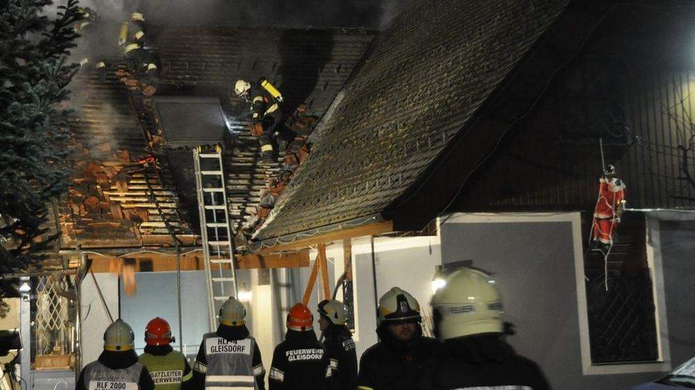 Das Feuer hatte auf das Dach übergegriffen