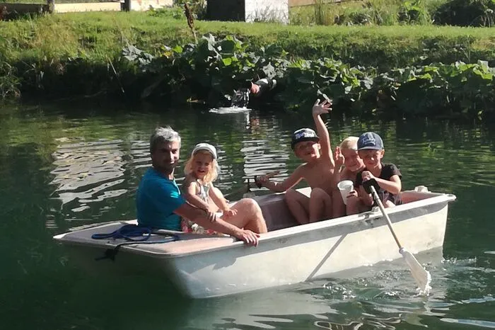 Valentina, Gabriel, Simon und Noah schicken Urlaubsgrüße vom Bootfahrten in den Bretsteiner Bergen