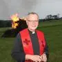 Pfarrer Martin Trummler segnete das Feuer