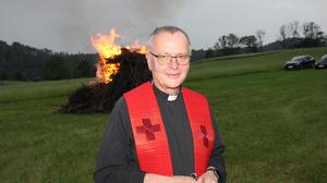 Pfarrer Martin Trummler segnete das Feuer