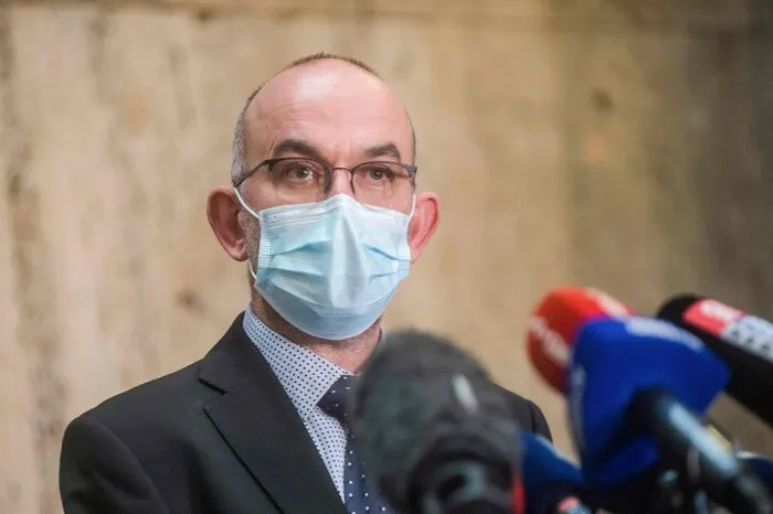 Prymulas Nachfolger wurde der Arzt Jan Blatny, der es auch nur gut ein halbes Jahr im Amt aushielt: Premier Babis tauschte ihn gegen den Prager Spitalschef Petr Arenberger aus. Blatny wurde seine Zurückhaltung gegenüber dem russischen Vakzin Sputnik V zum Verhängnis, auf dessen Zulassung Babis und Präsident Milos Zeman drängten.