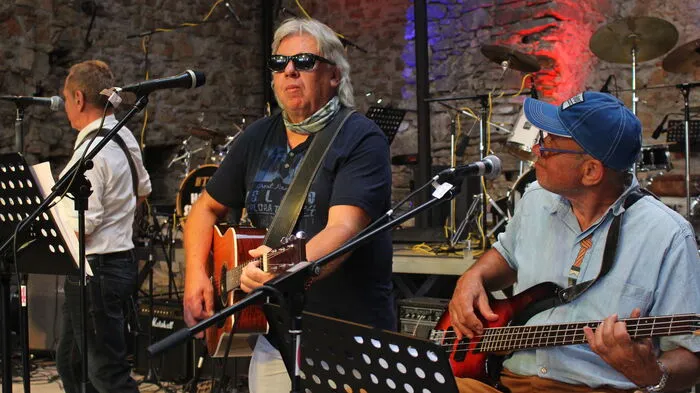 Die Idee zu einem solchen Konzert war schon längst überfällig. Viele musikalische Urgesteine aus den 1960er- und 70er-Jahren trafen sich zum Konzert der weststeirischen Rocklegenden auf der Burg Obervoitsberg und sorgten mit Live-Gigs für Begeisterung bei den mehr als 600 Besuchern.Die Gruppen Fritz Weixlers Country Band, Heart of Stone, Erwin Birnstingl Rock’n’Roll Band, Sounds Corporation, Bee Burns sowie BürgerMeixner &amp; Friends mit Nina Traussnigg von der Gruppe Drawzznikk präsentierten unsterbliche Hits.
