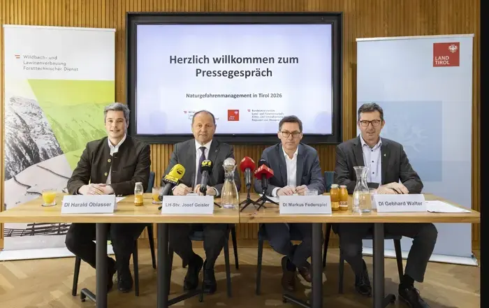 Von links nach rechts: Harald Oblasser (Vorstand Gruppe Forst), LH-Stellvertreter Josef Geisler, Markus Federspiel (Vorstand Abteilung Wasserwirtschaft) und Gebhard Walter (Leiter Sektion Tirol der WLV)