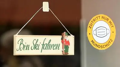 ABD0083_20210123 - KITZBÜHEL - ÖSTERREICH: ++ THEMENBILD ++ Ein Hinweisschild "Bin Ski fahren" und daneben ein Mundschutz-Hinweis aufgenommen am Samstag, 23. Jänner 2021, an einem Geschäft in Kitzbühel. - FOTO: APA/HELMUT FOHRINGER