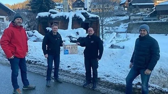 Spendenübergabe: Markus Hofreiter, Markus Prieß, Hausbesitzer Josef Stubinger und Hannes Huber