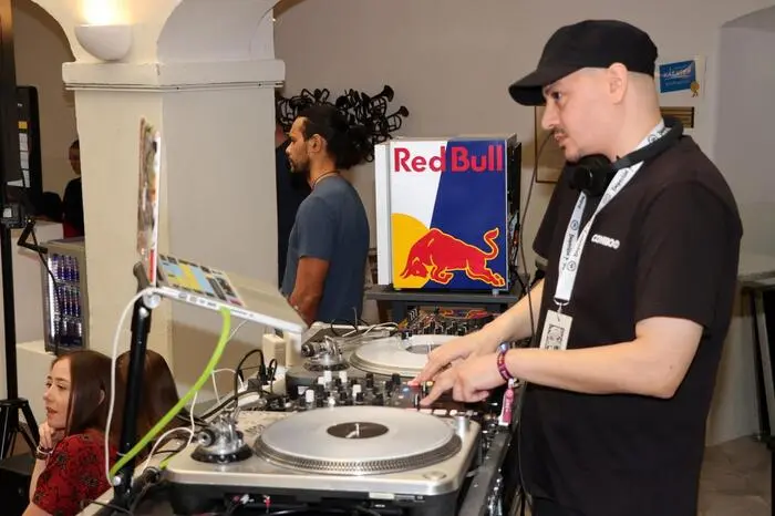 Die DJs

 Aci, Helix, Ibra, El Vasi sorgten für den satten Ton!“

