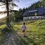 Ein Kind geht zur Klagenfurter Hütte in den Karawanken | Der Betrieb der Klagenfurter Hütte ist für den Winter gesichert