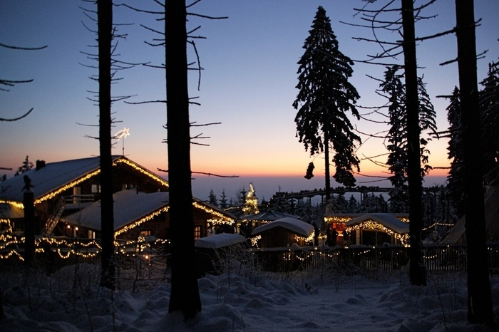 St. Englmar (Bayern): Der Luftige. Stimmungsvoll leuchtet der Waldwipfelweg in Sankt Englmar an allen vier Adventwochenenden sowie vom 27. bis 30. Dezember 2016. Beim romantischen Budenzauber im Bayerischen Wald gehören Märchenerzähler und Feuerkünstler zum Programm, kulinarisch locken Spezialitäten wie Sengzelten oder selbstgemachter Punsch. Am 29. Dezember zelebrieren wilde Gestalten die Winter-Raunächte. Für Gäste des 4-Sterne-Superior-Hotels Bodenmaiser Hof ist der Waldwipfelweg im Winter beliebtes Ausflugsziel. 1 Nacht ist ab 98 €/Pers. im DZ inkl. ¾-Verwöhnpension buchbar. www.bodenmaiser-hof.de