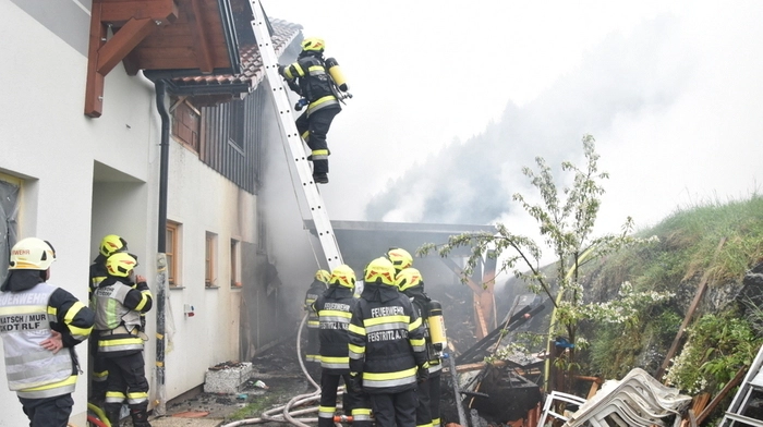 Der Brand einer Holzhütte griff Montagfrüh auf ein Wohnhaus über
