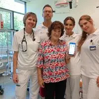 Die rüstige 86-Jährige mit App und ihrem Betreuungsteam