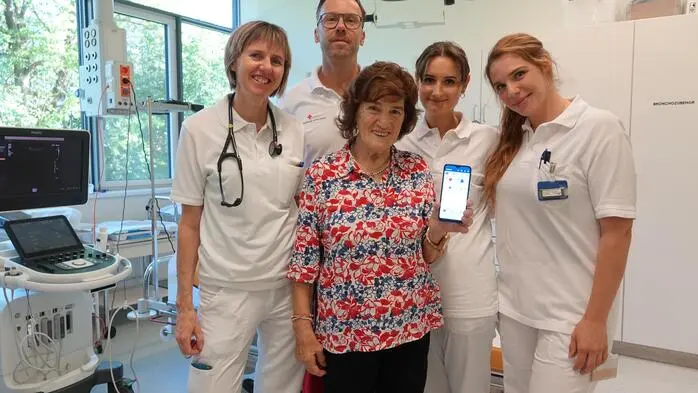 Die rüstige 86-Jährige mit App und ihrem Betreuungsteam