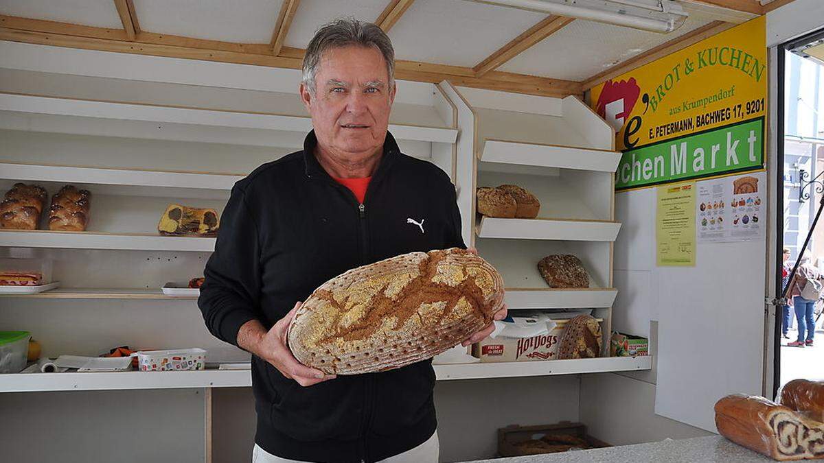 Wenn Richard Petermann auf dem Feldkichner Wochenmarkt ist, leeren sich seine Regale mit den Backwaren schnell