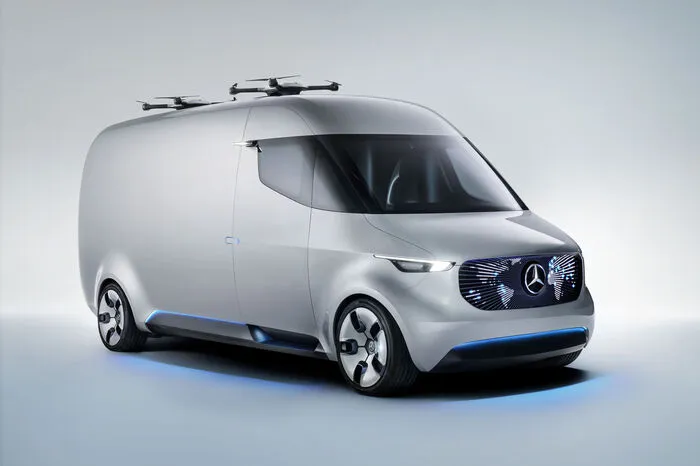 Studie Nummer zwei heißt Vision Van. Hier geht es nämlich um mehr als nur um ein Fahrzeug. Mercedes möchte gleich das gesamte Transportwesen revolutionieren. Dazu gehört ein völlig neues Bediensystem mit Joystick und Drive-by-Wire-Technologie. Zudem ist das Infotainmensystem so schlau, um den schnellsten Zustellweg auf dem Armaturenbrett anzeigen zu können. Und natürlich befinden sich am Dach zwei startbereite Drohnen, die als Paketträger direkt zu den Endkunden starten können.