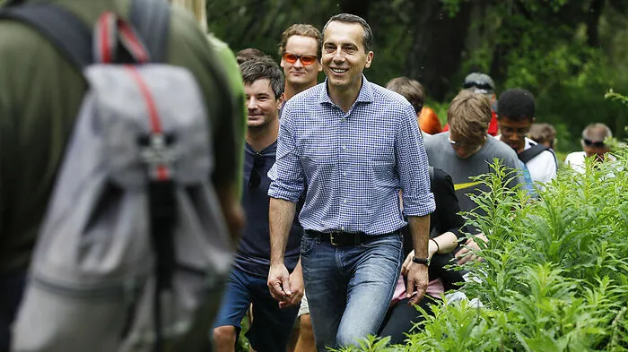 Volksnah im Zirbenland: Kanzler Kern lud zum Wandertag