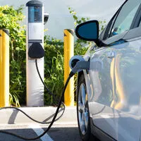 E-Autos werden auf den Straßen immer präsenter