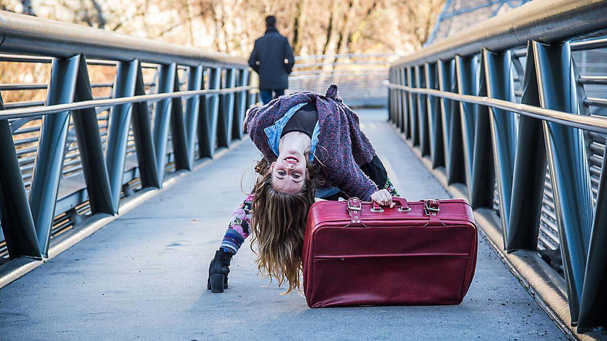 Beim Shooting auf der Mürbrucke: Der rote Koffer als Symbol des Aufbruchs