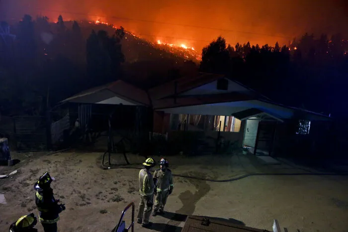 Die Flammen erreichten zudem am Donnerstag eine Müllhalde in der Nähe der 200.000 Einwohner zählenden Stadt Concepcion, berichtete Radio Biobio. 