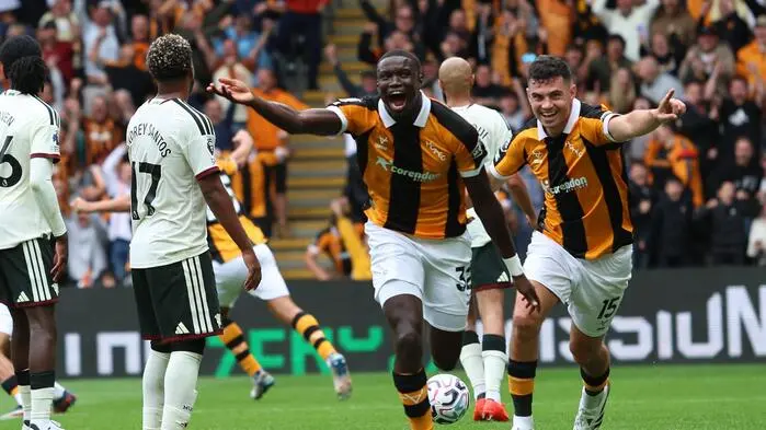 Nobel Mendy (links) erzielte den zweiten Treffer von Hull City