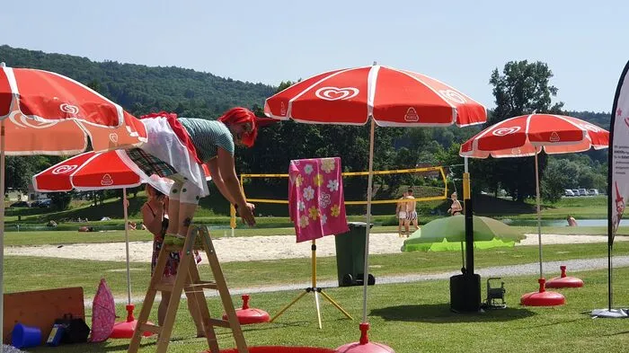 Große schützen Kleine und Clownin Popolina beim Aktionstag am Wildoner Badesee