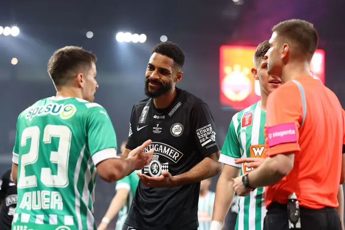 Gregory Wüthrich: 4 Abwehrchef Gregory Wüthrich hatte gemeinsam mit Affengruber Rapids Stürmer Guido Burgstaller gut im Griff. War bei den offensiven Standardsituationen Sturms immer wieder der Zielspieler.