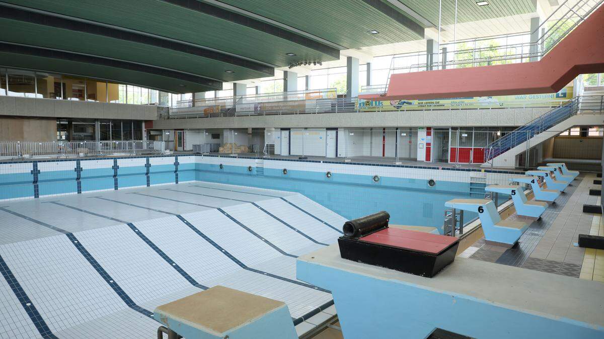 Die Schwimmbecken im alten Hallenbad sind schon lange leer.