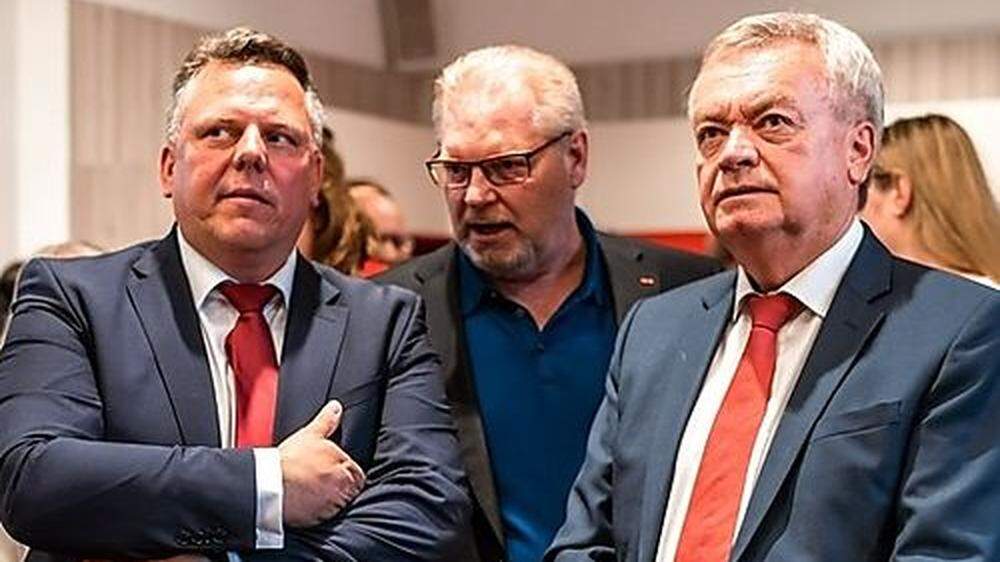 Ernste Gesichter bei Michael Ehmann, Horst Schachner (ÖGB) und LH-Vize Anton Lang (von links)