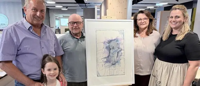 Siegfried Gallhofer (2.v.l.) stellt seine Aquarelle im Möbelhaus von Katharina, Karin und Gerald Pendl in Leoben aus