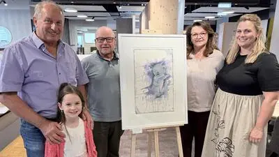 Siegfried Gallhofer (2.v.l.) stellt seine Aquarelle im Möbelhaus von Katharina, Karin und Gerald Pendl in Leoben aus