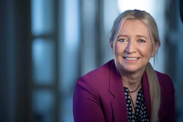 „Die Pflegeberufe gewinnen an Bedeutung und Ansehen. Durch Spezialisierungen – wie etwa in Anästhesie, OP-Pflege oder Geriatrie – haben sich vielseitige und spannende Karrierewege ergeben“, erklärt Eveline Brandstätter, KAGes Direktorin für Pflege. 